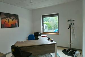 Ufficio moderno con 3 posti auto