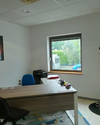 Ufficio moderno con 3 posti auto