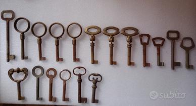 Diciotto Chiavi Antiche di Mobili dei primi del900