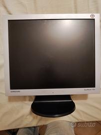 Monitor PC , 3 tastiere USB , mouse a sfera