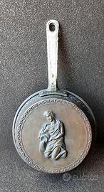 Padella vintage in rame ~15 cm con rilievo antico