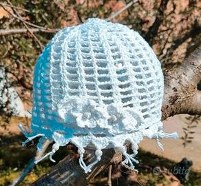 Cappellino donna all'uncinetto handmade con perl