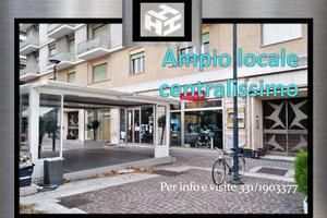Splendido locale centralissimo fronte piazza