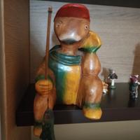 Tartaruga seduta in legno