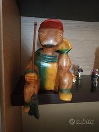 Tartaruga seduta in legno