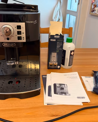 De’Longhi Magnifica S  – decalc. +  accessori incl