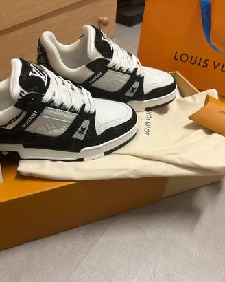 Scarpe Trainer Louis Vuitton bianche e nere