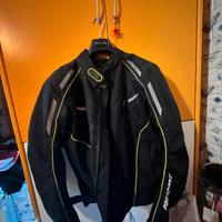 Giubbotto con protezioni per uso motociclistico