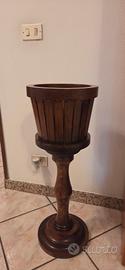 Portavaso con piedistallo in legno.