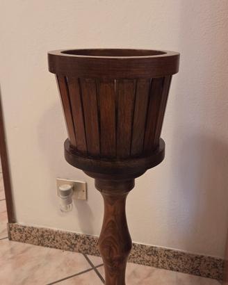 Portavaso con piedistallo in legno.