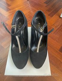 Tacco nero con cinturino e strass