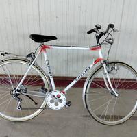 Bicicletta bianca e rossa marca CHESINI