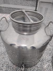 N° 2 fusti per olio da 30 litri con rubinetto. 