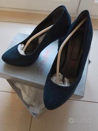 2 paia di scarpe in pelle di camoscio