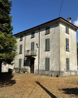 Rustico / Casale di 250 m² con più di 5 locali e b