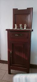 Comodino classico in legno scuro