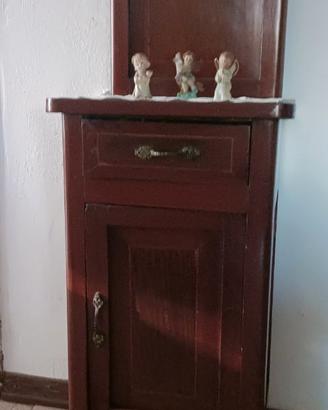 Comodino classico in legno scuro