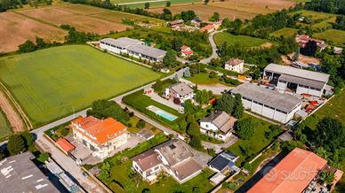 Villa di 349 m² con 5 locali e box auto doppio a R