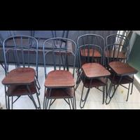 32 sedie più 6 tavoli 80x80 Marca Rossanese