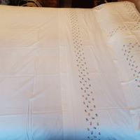 Lenzuola ricamate a mano in Sicilia