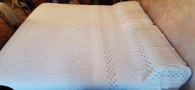 Lenzuola ricamate a mano in Sicilia