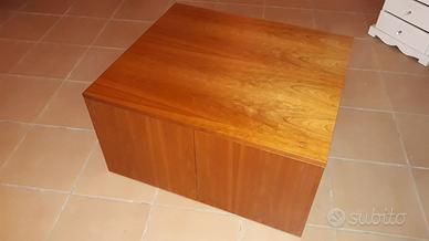 Mobile di legno a forma di cubo