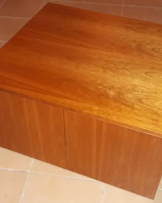 Mobile di legno a forma di cubo