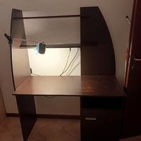 Scrivania colore legno scuro