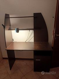 Scrivania colore legno scuro