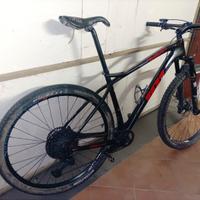 bici MTB in carbonio