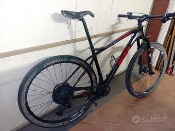 bici MTB in carbonio