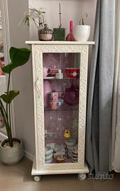 Vetrinetta con ruote restaurata