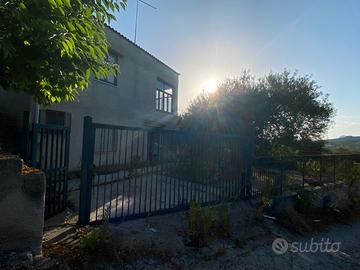 Casa di campagna su 2 livelli con terreno