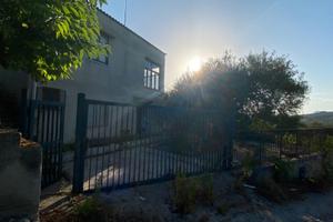 Casa di campagna su 2 livelli con terreno