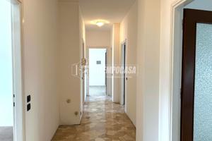 CINQUE LOCALI AL PIANO RIALZATO CON BOX E CANTINA!