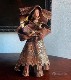 Statuina sarda di donna in costume con difetto