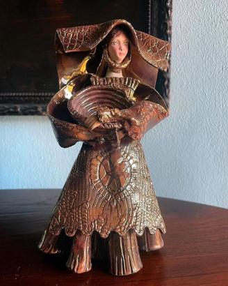 Statuina sarda di donna in costume con difetto
