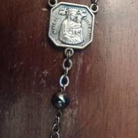 Piccolo rosario in perle nere e rifiniture metallo