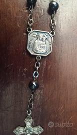 Piccolo rosario in perle nere e rifiniture metallo