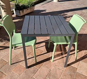 tavolino da esterno con sedie 