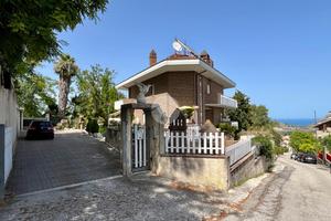 VILLA SINGOLA A ACQUAVIVA PICENA