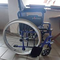 Carrozzina ad autospinta con telaio pieghevole