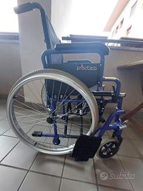 Carrozzina ad autospinta con telaio pieghevole