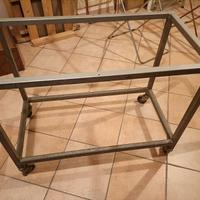 Carrello in metallo con ruote