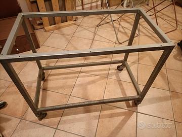Carrello in metallo con ruote