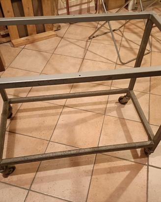 Carrello in metallo con ruote