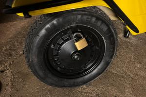 Staffa blocca ruota Piaggio Vespa Px 125 150 200