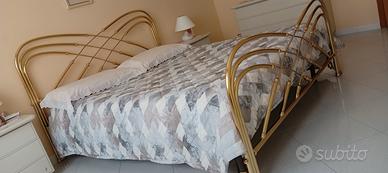 Rete letto matrimoniale con testata in ottone .