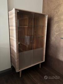 Madia in noce canaletto con 2 ante in vetro