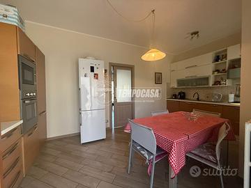 QUADRILOCALE CON BOX AUTO